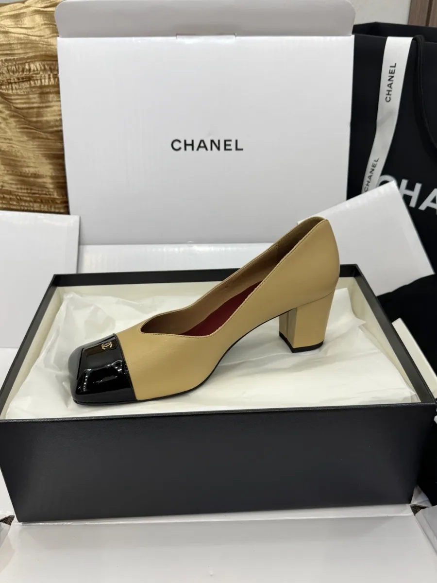 Бежевая туфля Chanel на широком каблуке, вид сбоку на силуэт и линию выреза