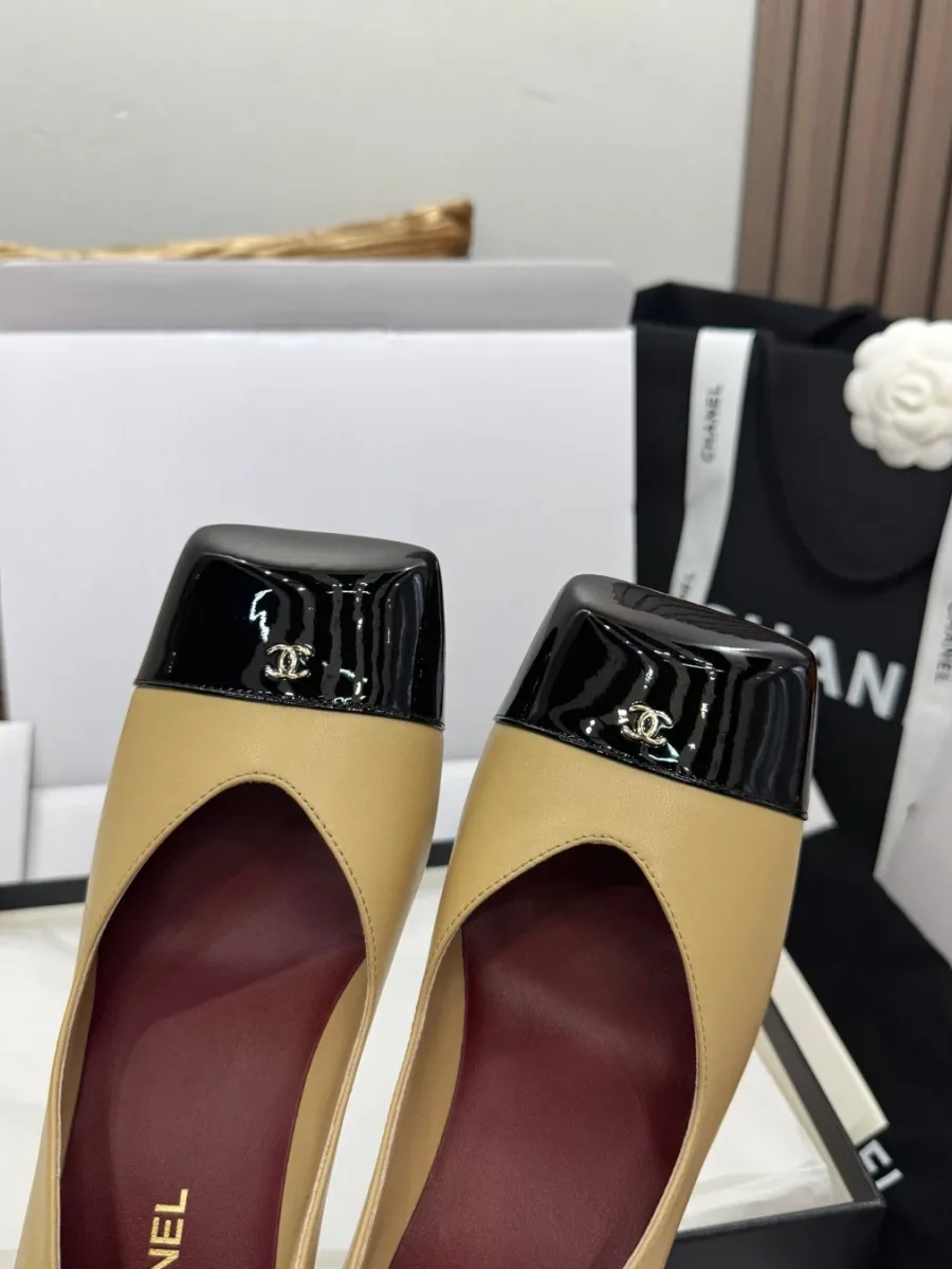 Крупный план квадратных мысков туфель Chanel с чёрной вставкой и металлическим логотипом CC