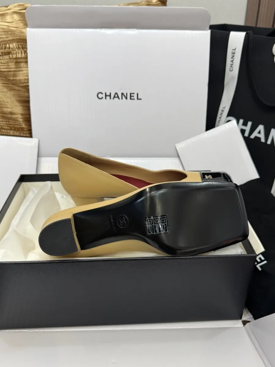 Подошва туфель Chanel из натуральной кожи и каблук, ракурс снизу в коробке
