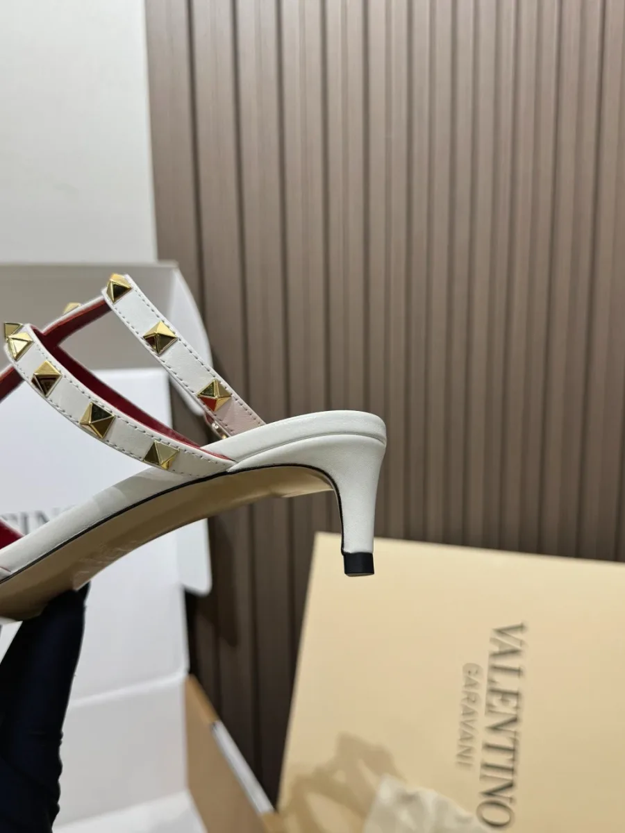 Невысокий каблук kitten heel и открытая пятка белой туфли, вид сбоку