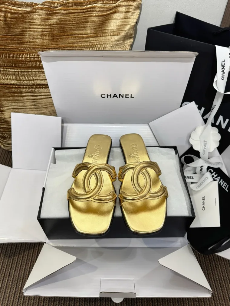 Chanel Золотистые кожаные шлёпанцы с логотипом CC