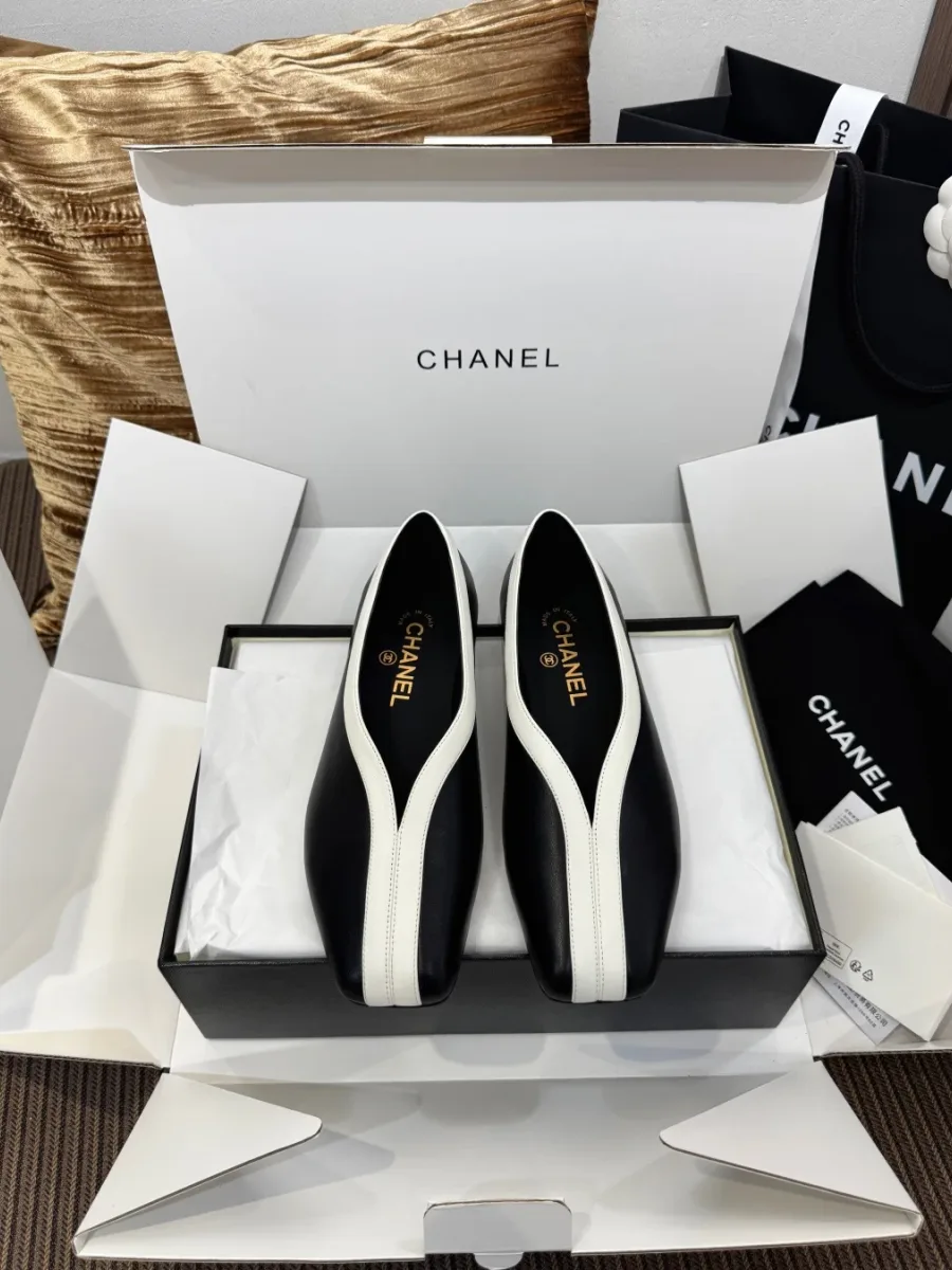 Чёрные туфли Chanel с белой окантовкой в фирменной коробке, вид спереди