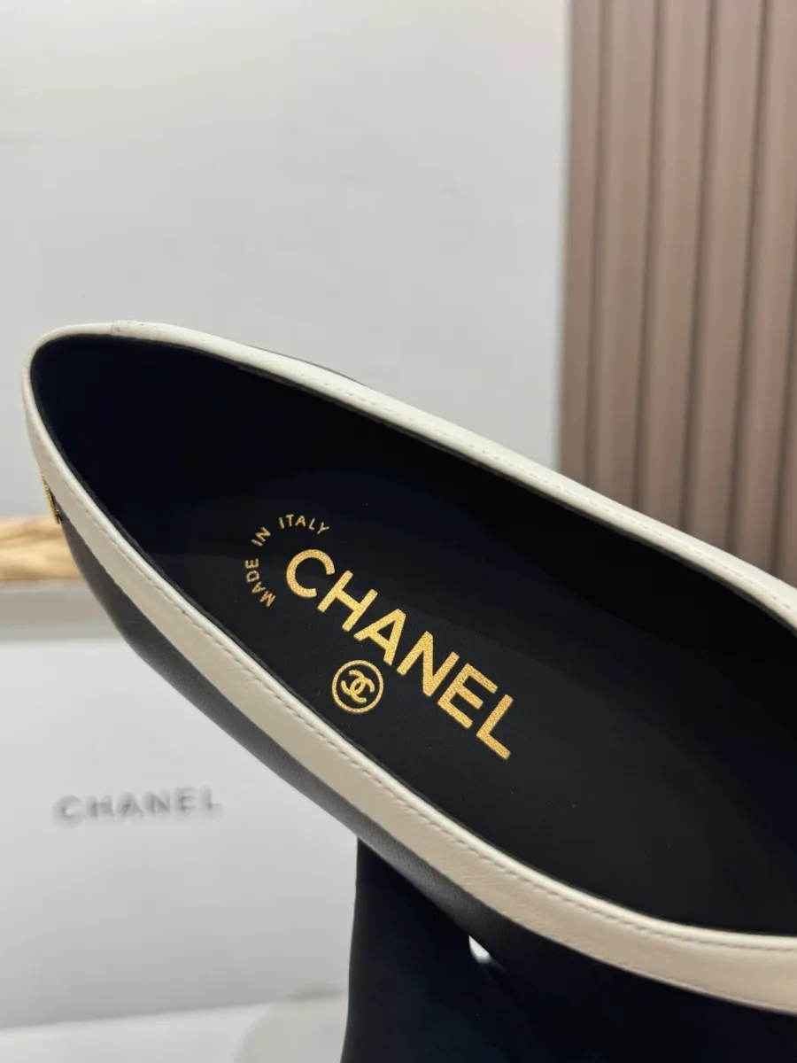 Внутренняя отделка туфли со стелькой и золотистой надписью Chanel