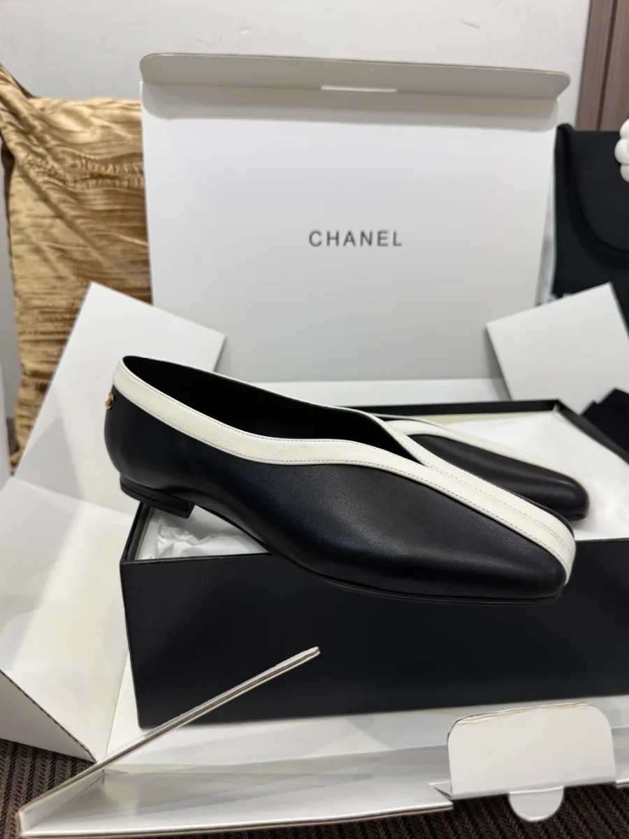 Пара женских туфель Chanel в коробке, ракурс в профиль