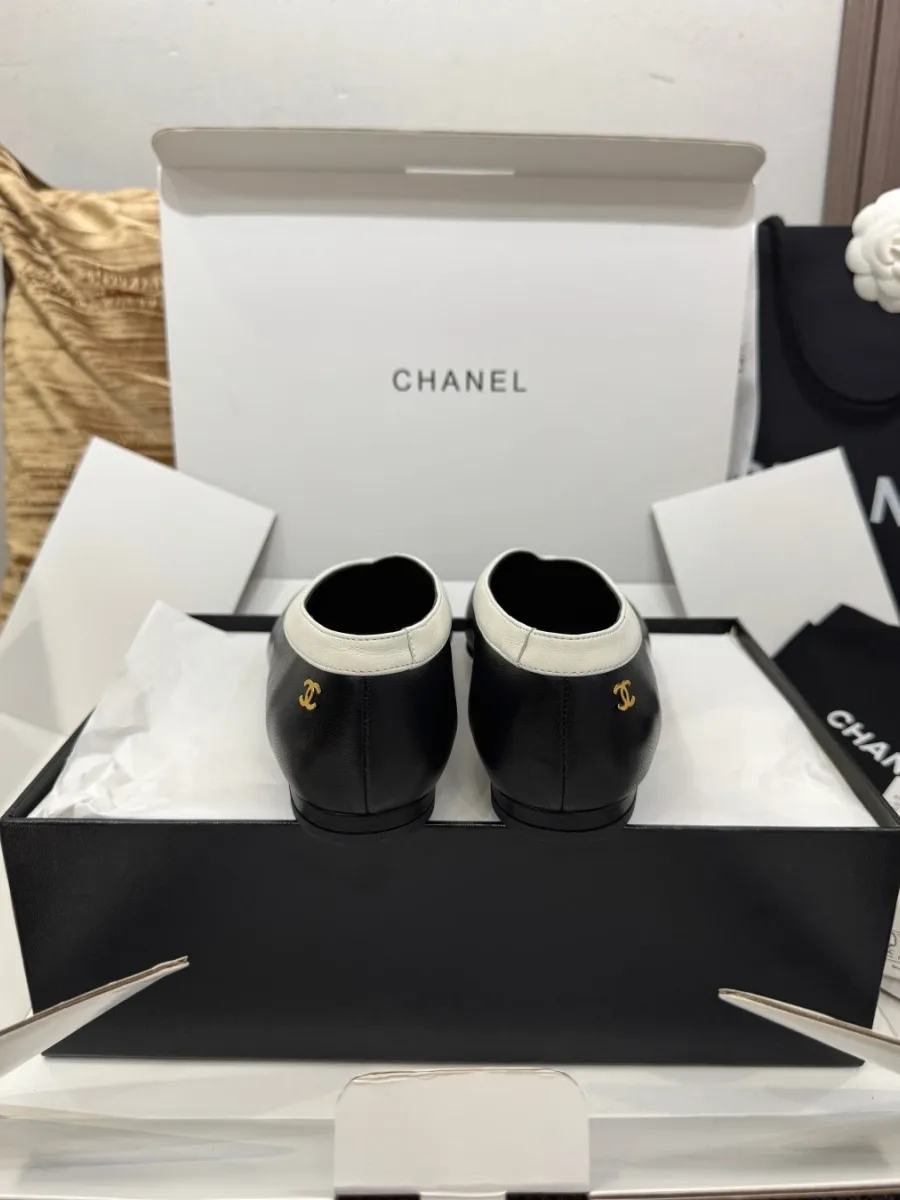 Пара туфель Chanel в коробке, вид со стороны задников с логотипами CC