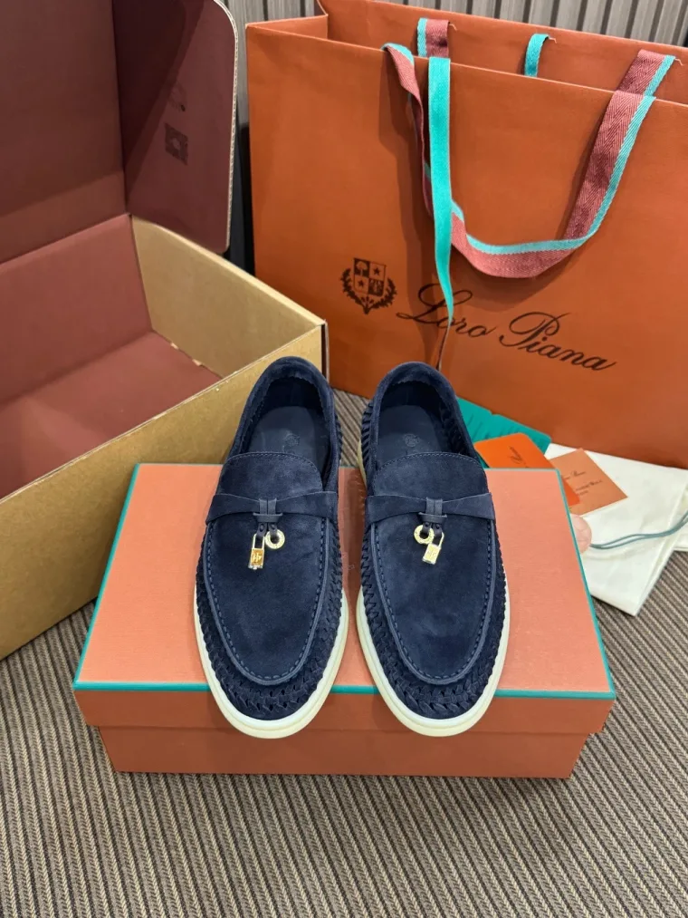 Loro Piana Тёмно-синие замшевые лоферы Summer Charms Walk с подвесками