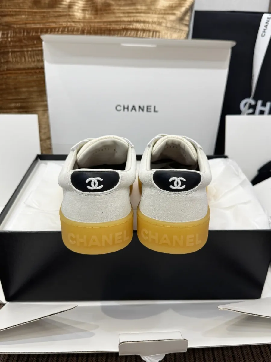 Вид сзади на пару кед с чёрными вставками и логотипом CC