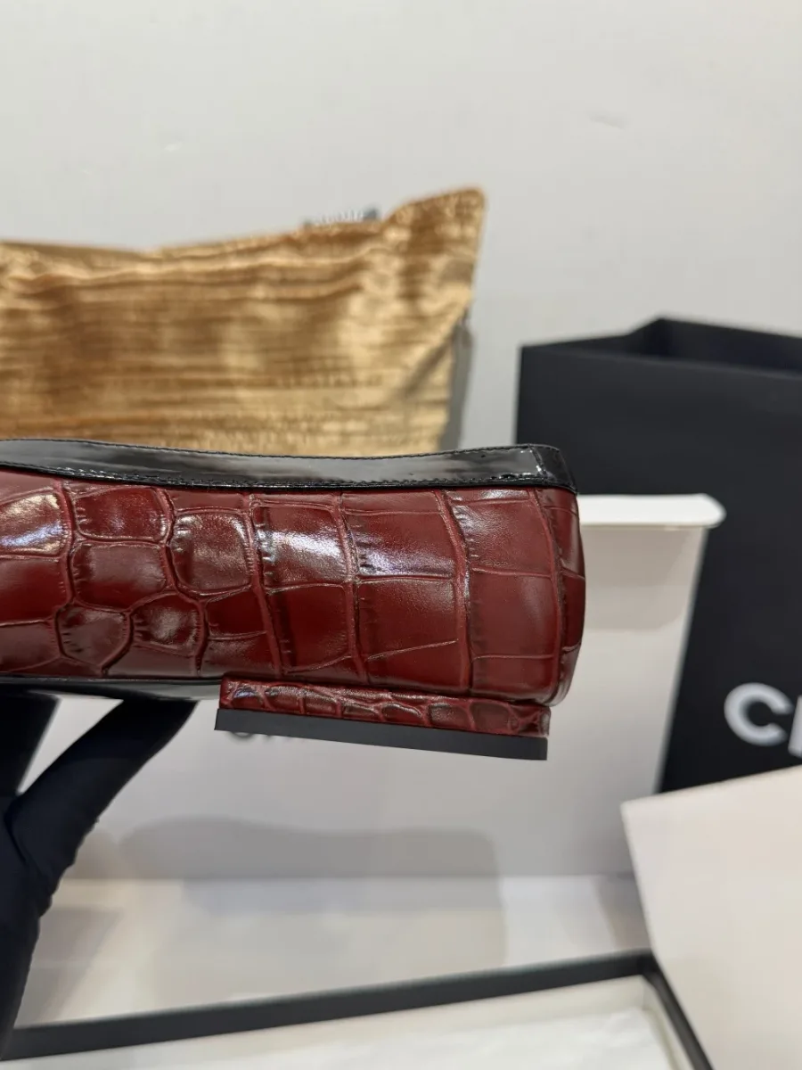 Низкий каблук и задник бордовой туфли из лакированной кожи