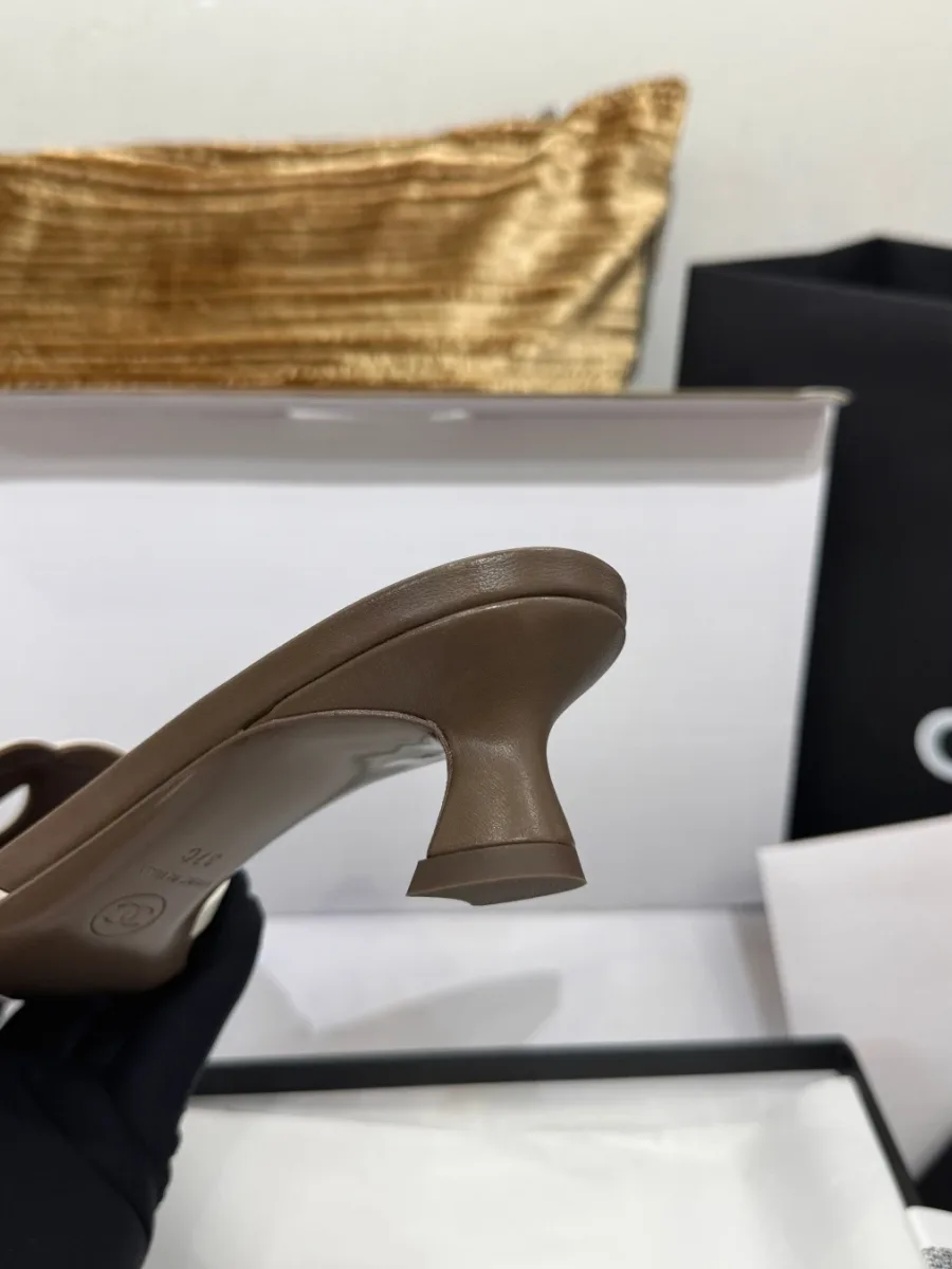Фигурный каблук kitten heel коричневого цвета, вид сбоку