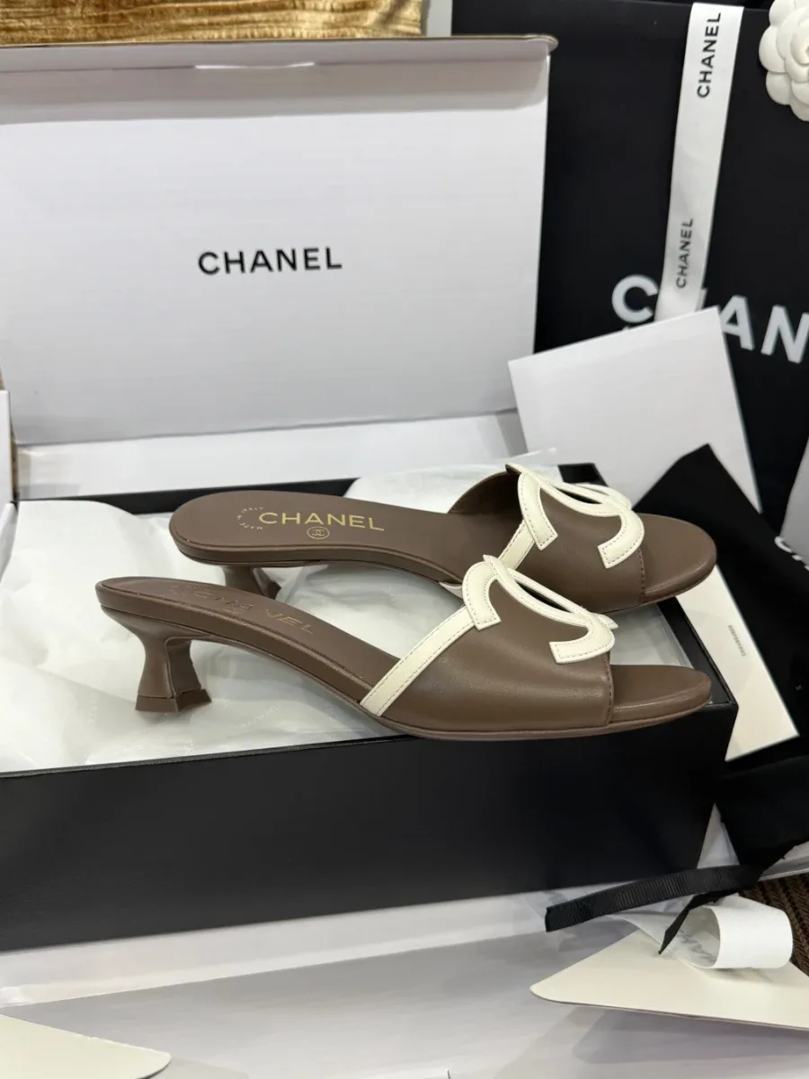 Шлепанцы из коричневой кожи на каблуке kitten heel в коробке, вид сбоку