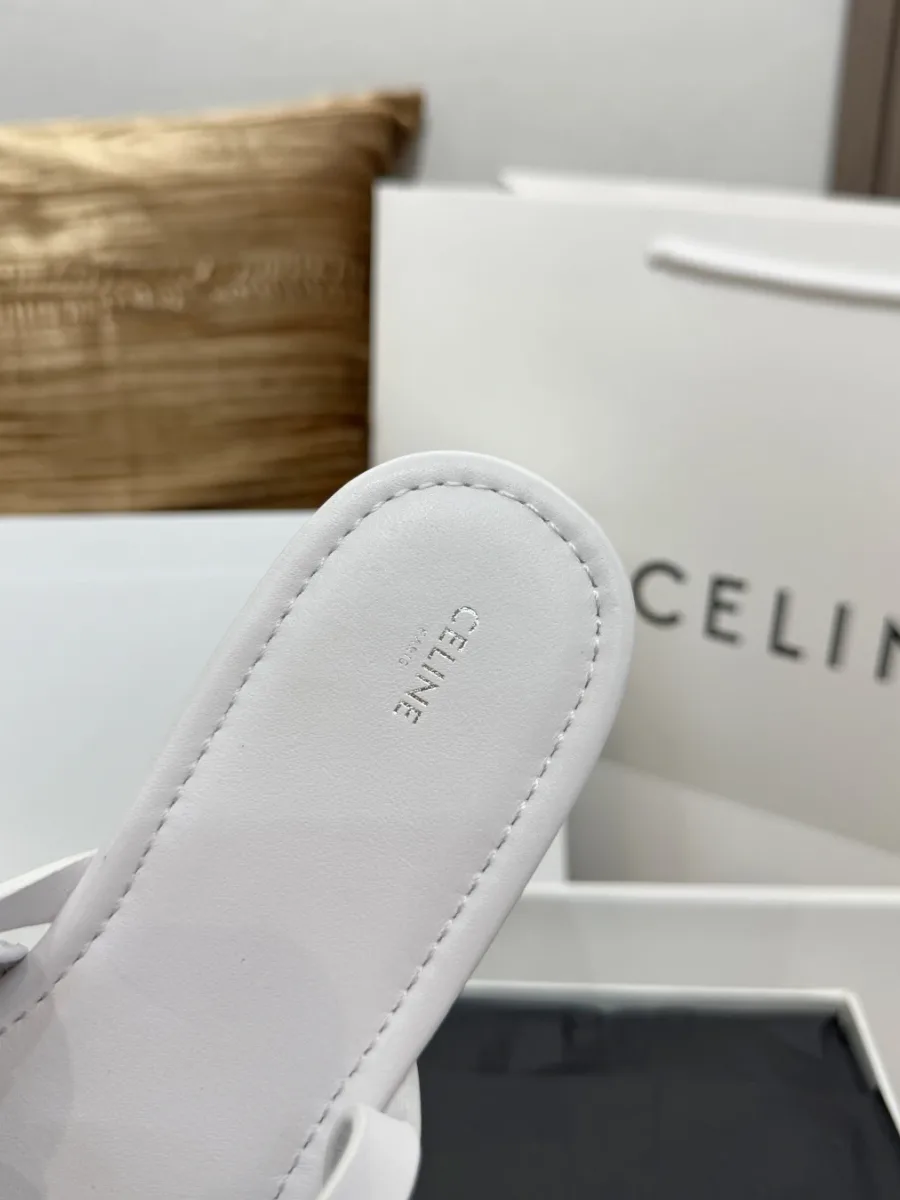 Кожаная стелька с тисненым логотипом Celine в пяточной части крупным планом