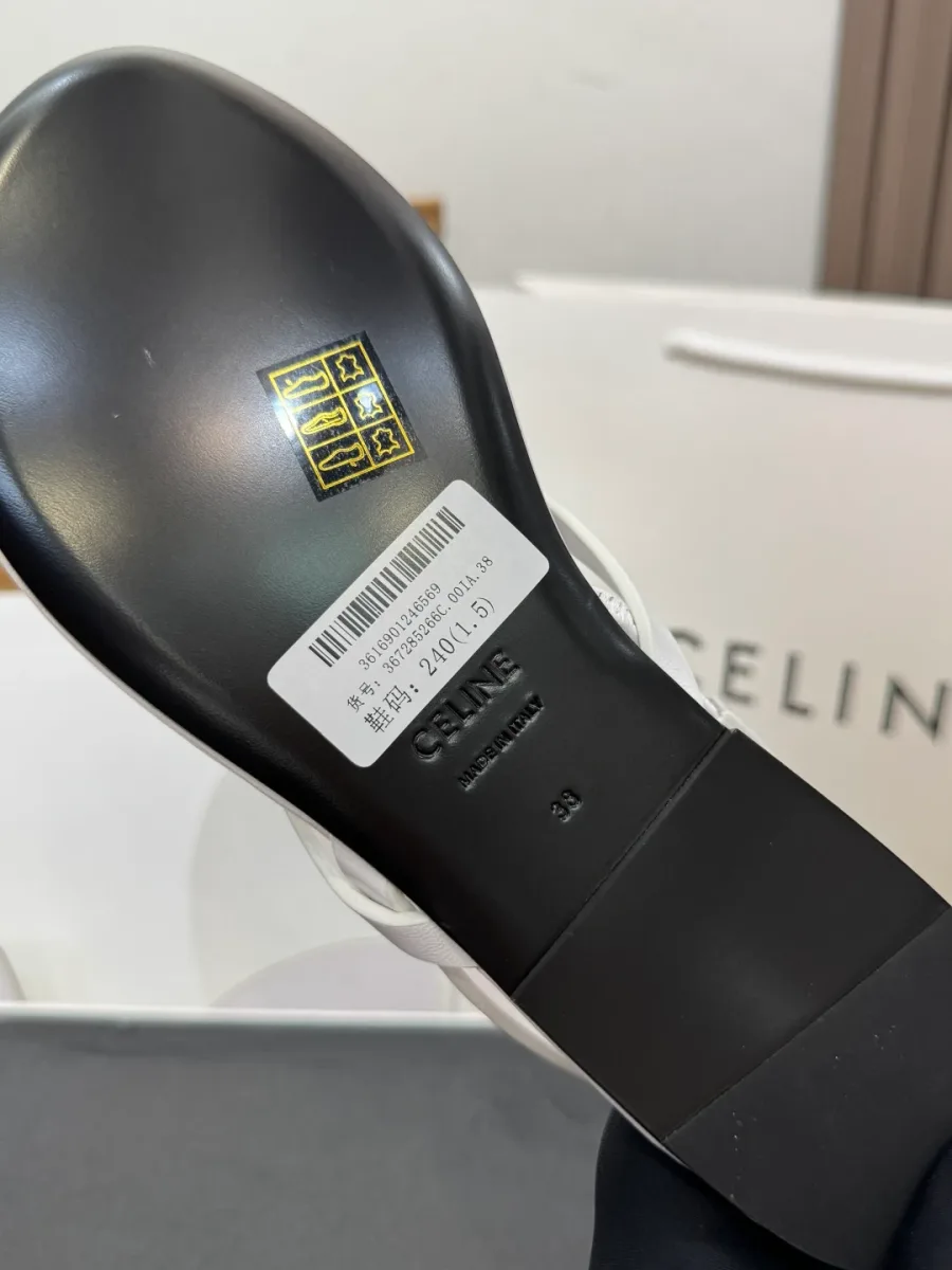 Черная кожаная подошва сандалий с маркировкой бренда и фирменным тиснением