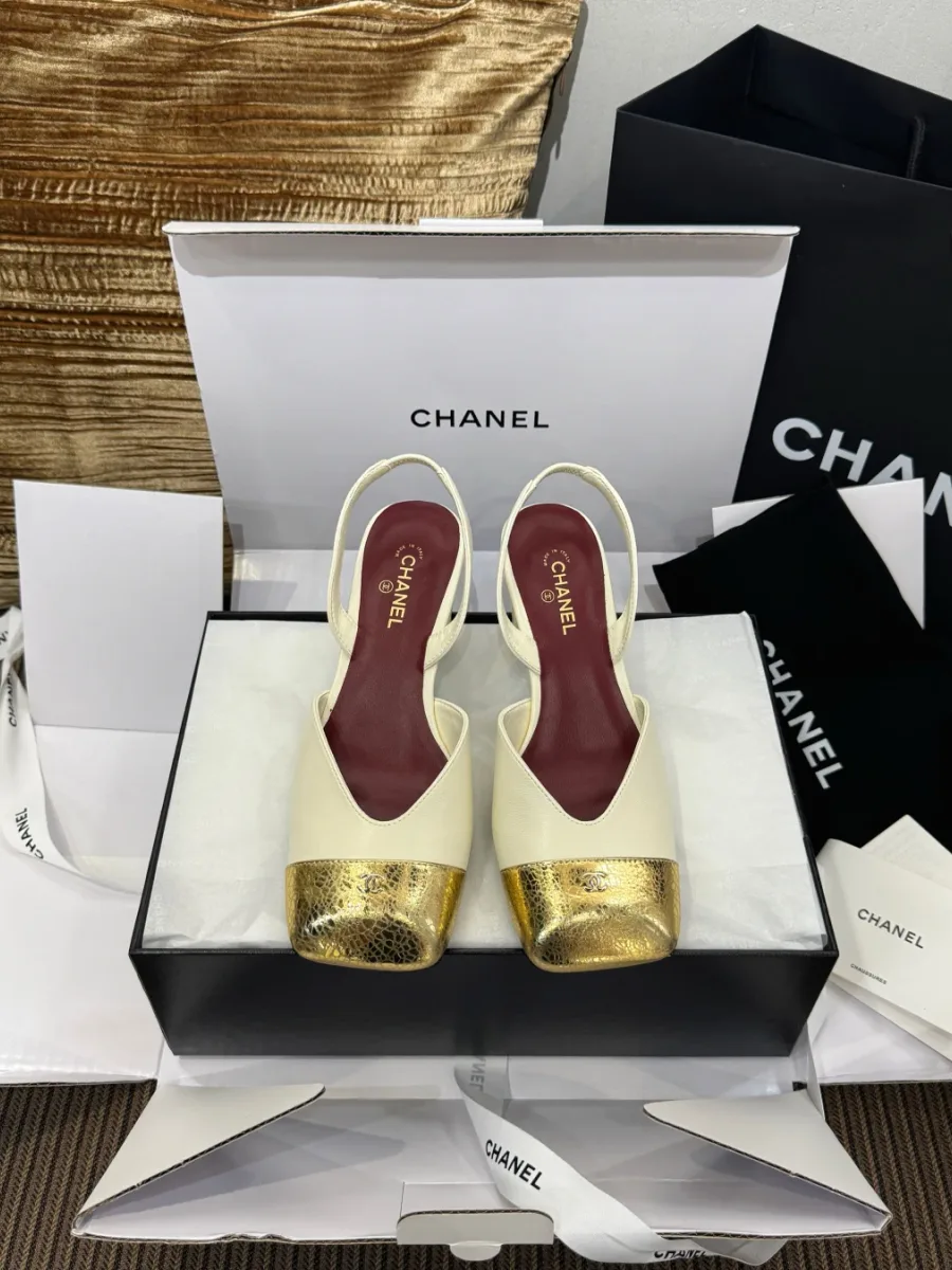 Пара бежевых босоножек slingback с золотистым мыском в коробке, вид сверху
