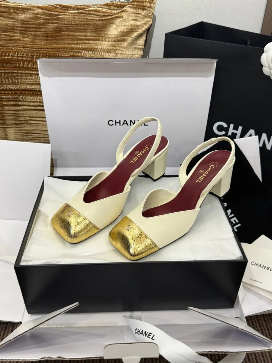 Босоножки Chanel с золотистым мыском и бордовой стелькой в коробке