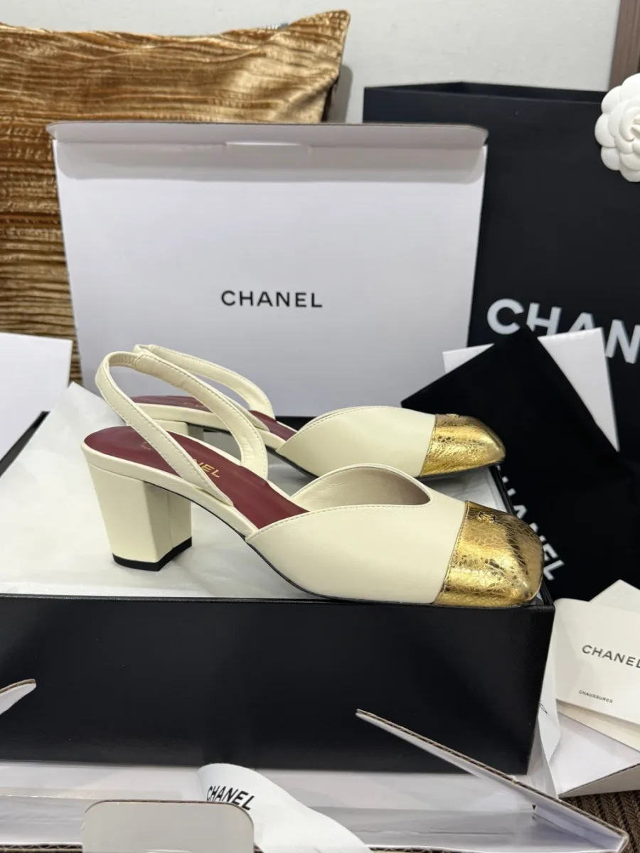 Бежевые босоножки slingback на устойчивом каблуке, вид сбоку