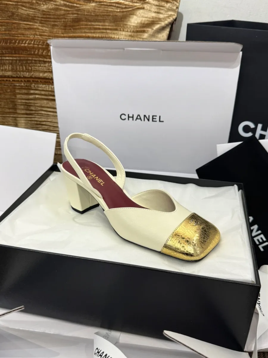 Бежевая босоножка slingback с золотым мыском в коробке, ракурс сбоку