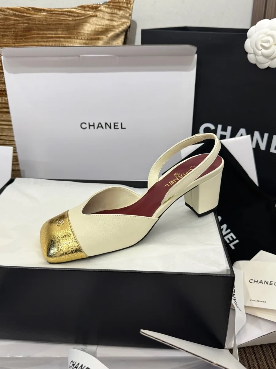 Одна бежевая туфля slingback на фоне открытой фирменной коробки