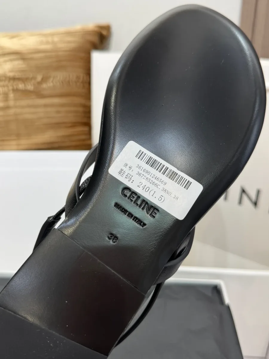 Кожаная подошва чёрного цвета с низким каблуком и маркировкой размера
