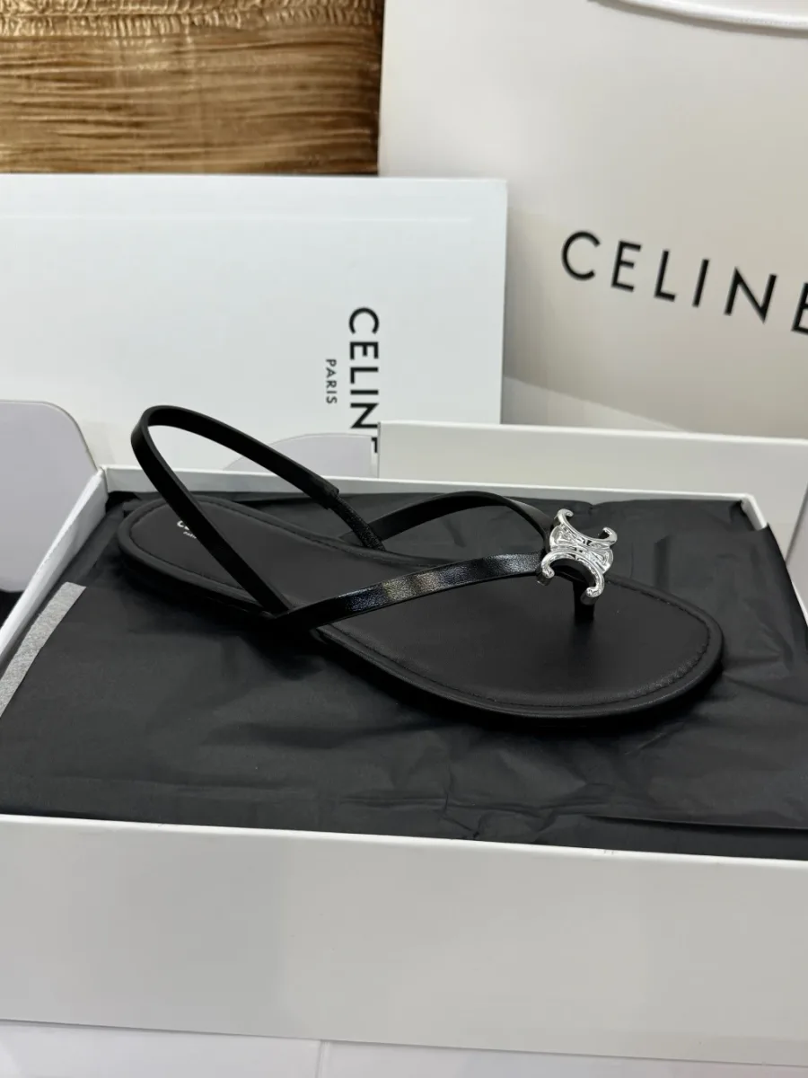 Чёрная сандалия с металлической пряжкой Triomphe и ремешком на пятке, вид сбоку
