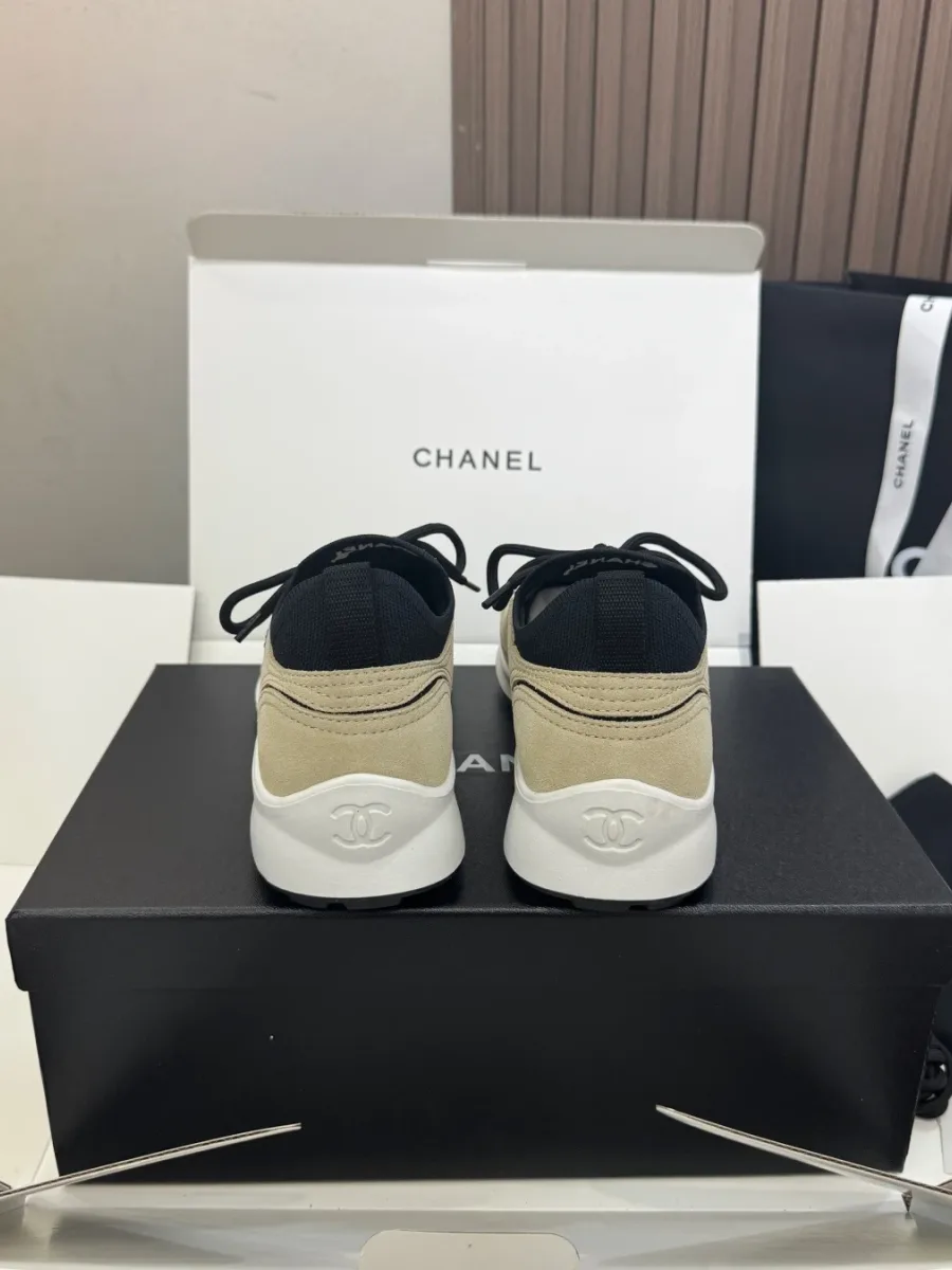 Задняя часть бежево-чёрных кроссовок Chanel с белой подошвой и логотипом CC