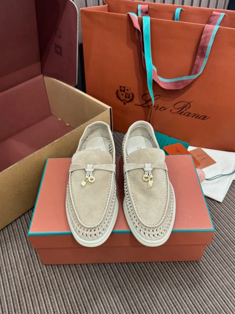 Loro Piana Бежевые замшевые лоферы Summer Charms Walk с плетёной отделкой