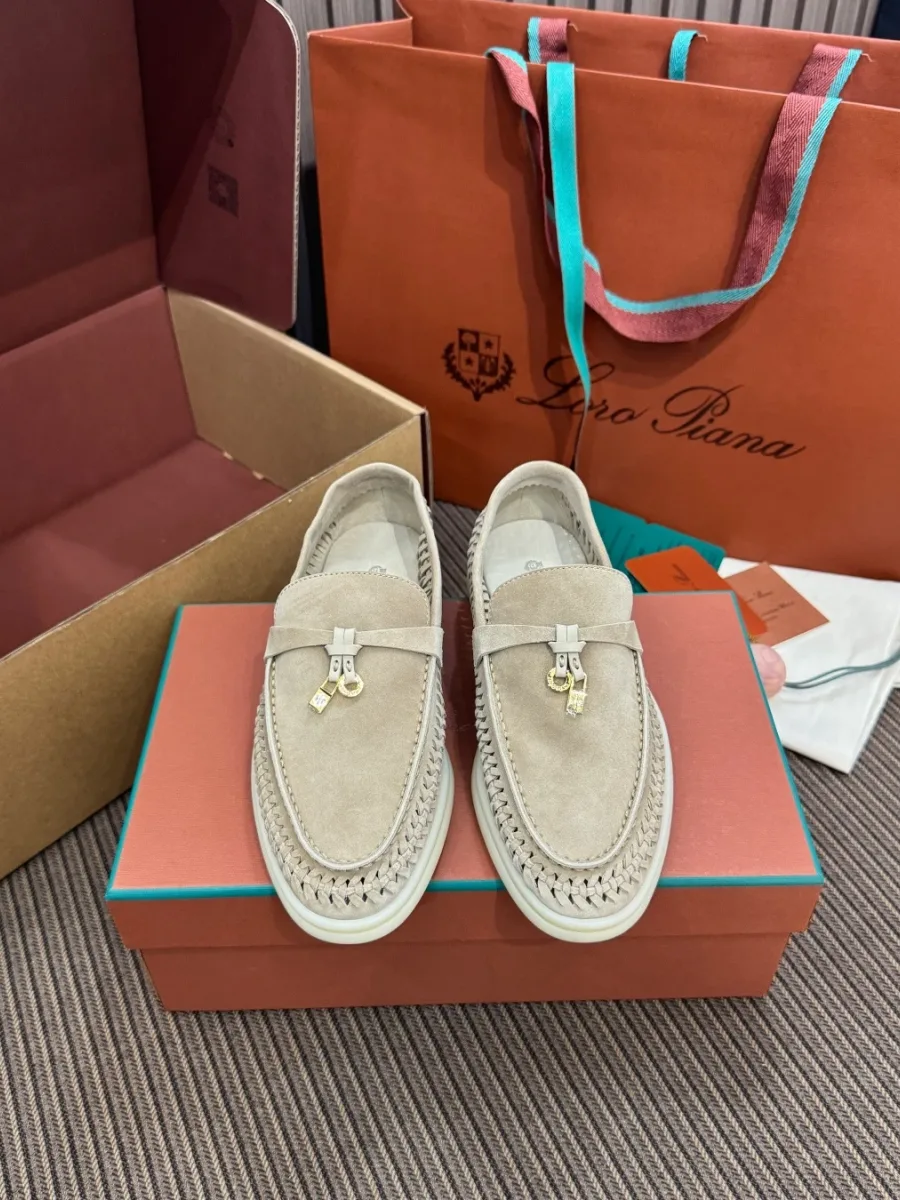 Бежевые замшевые лоферы Loro Piana Summer Charms Walk с подвесками, вид сверху