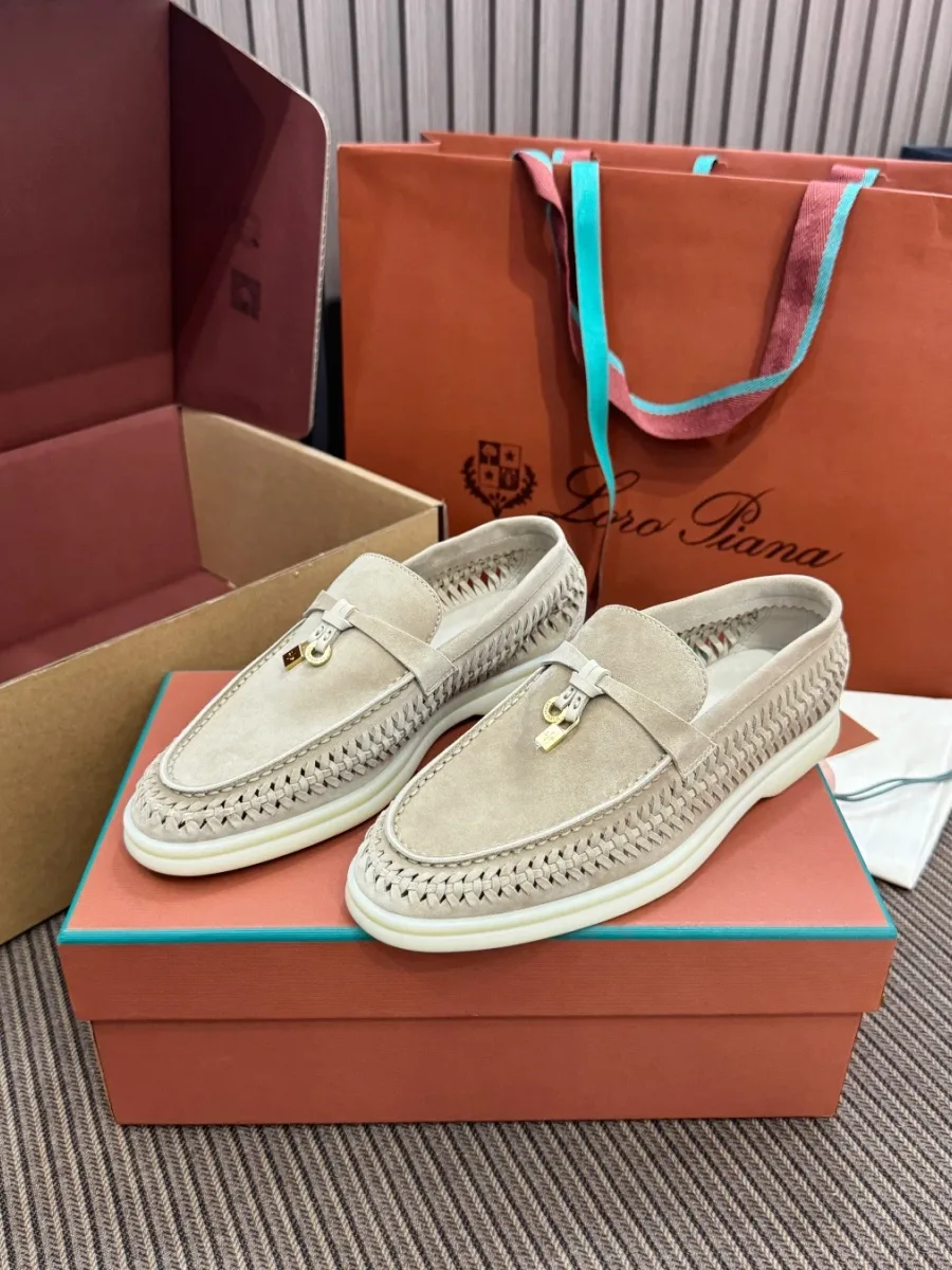 Пара замшевых бежевых лоферов с золотистыми подвесками My Charms, вид сбоку