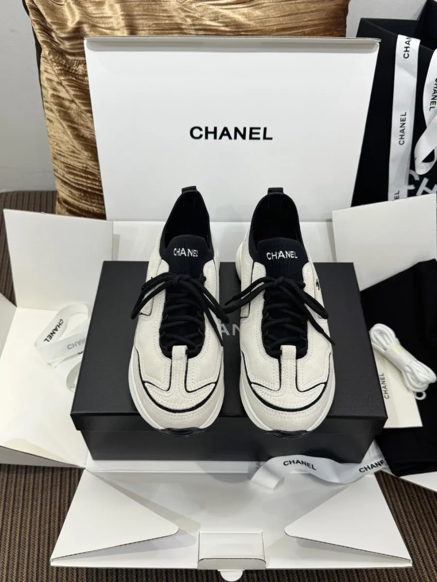 Кроссовки Chanel в черно-белой расцветке, вид спереди в открытой коробке