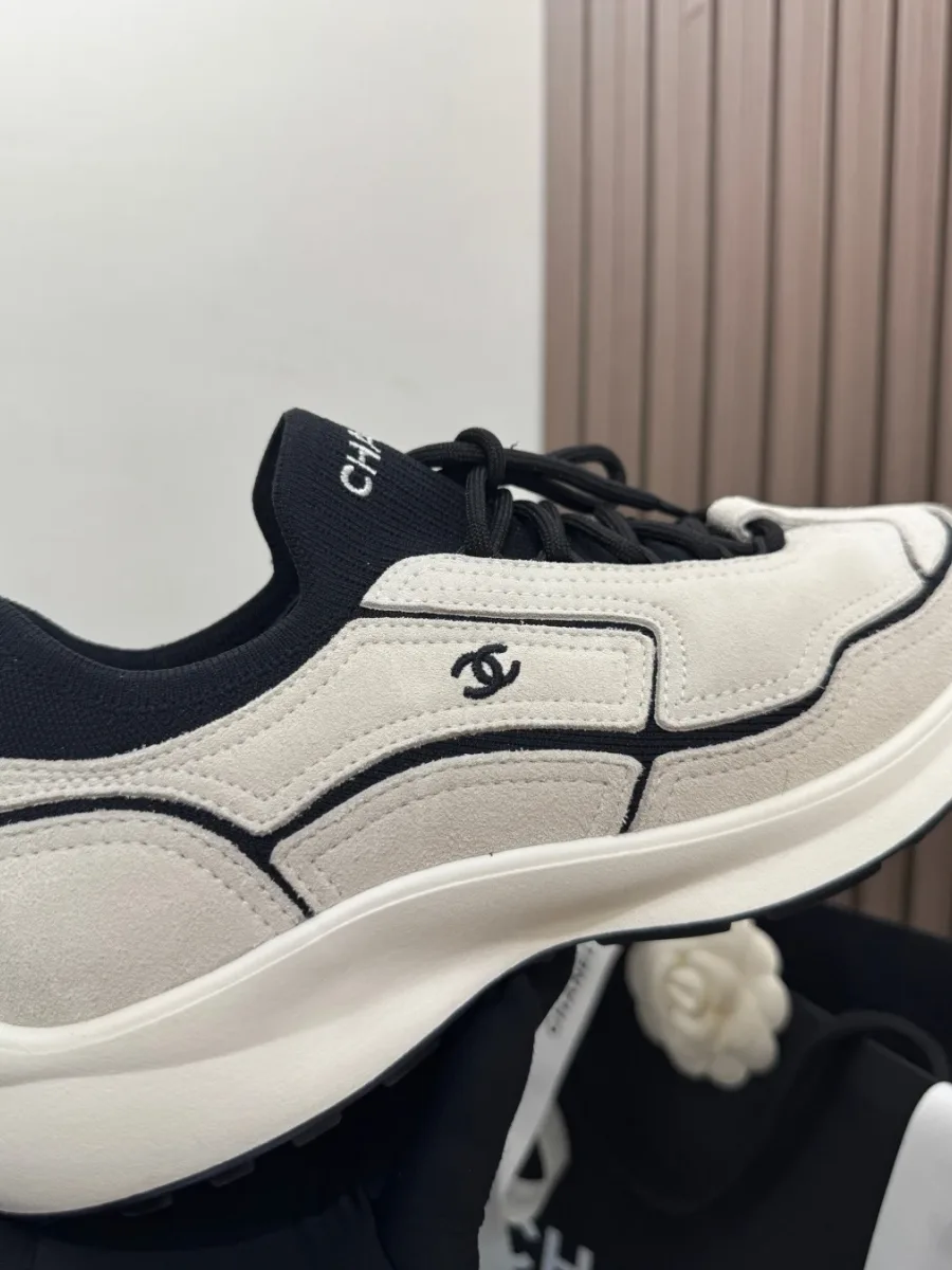 Боковая панель кроссовка Chanel с миниатюрным логотипом CC и шнуровкой