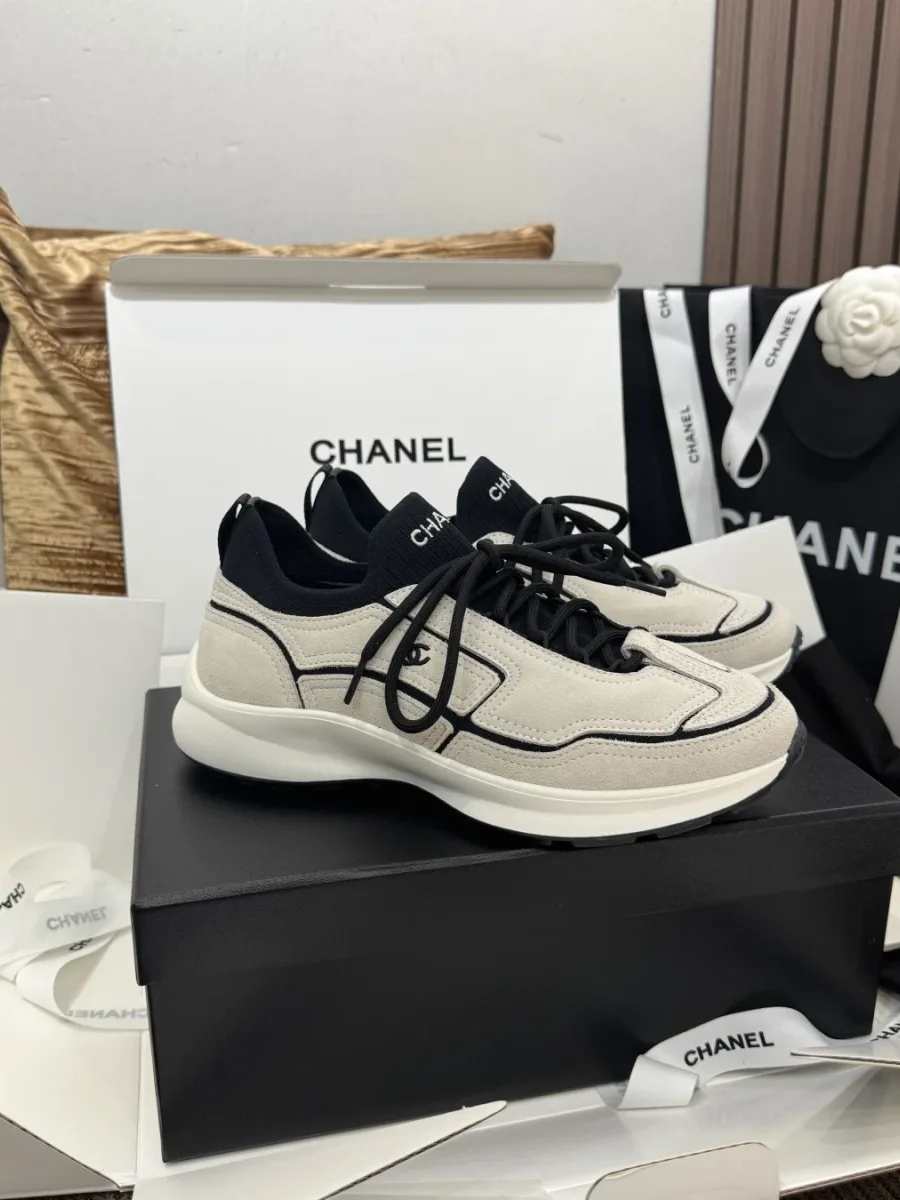 Кроссовки Chanel с эластичным трикотажным верхом, вид сбоку на коробке