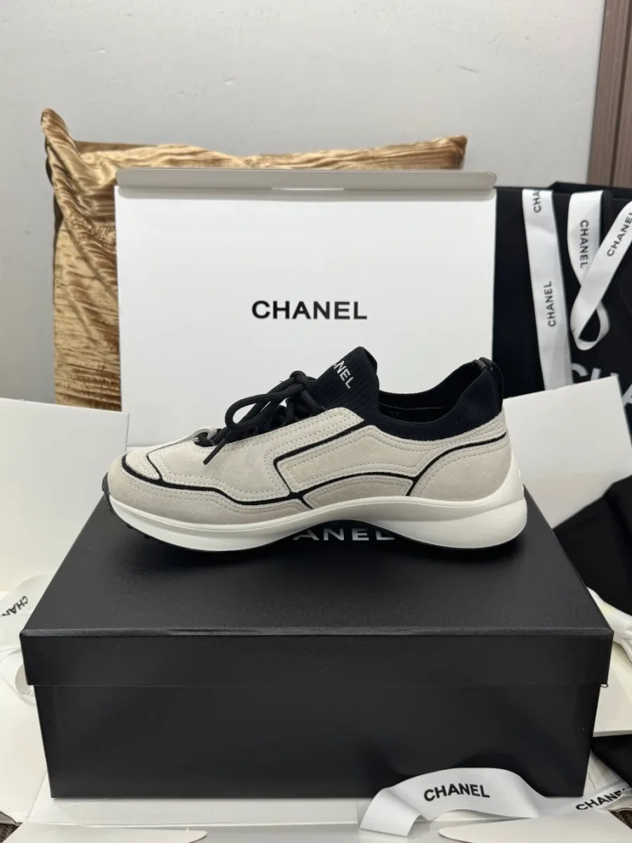 Кроссовок Chanel, вид с внутренней боковой стороны на коробке