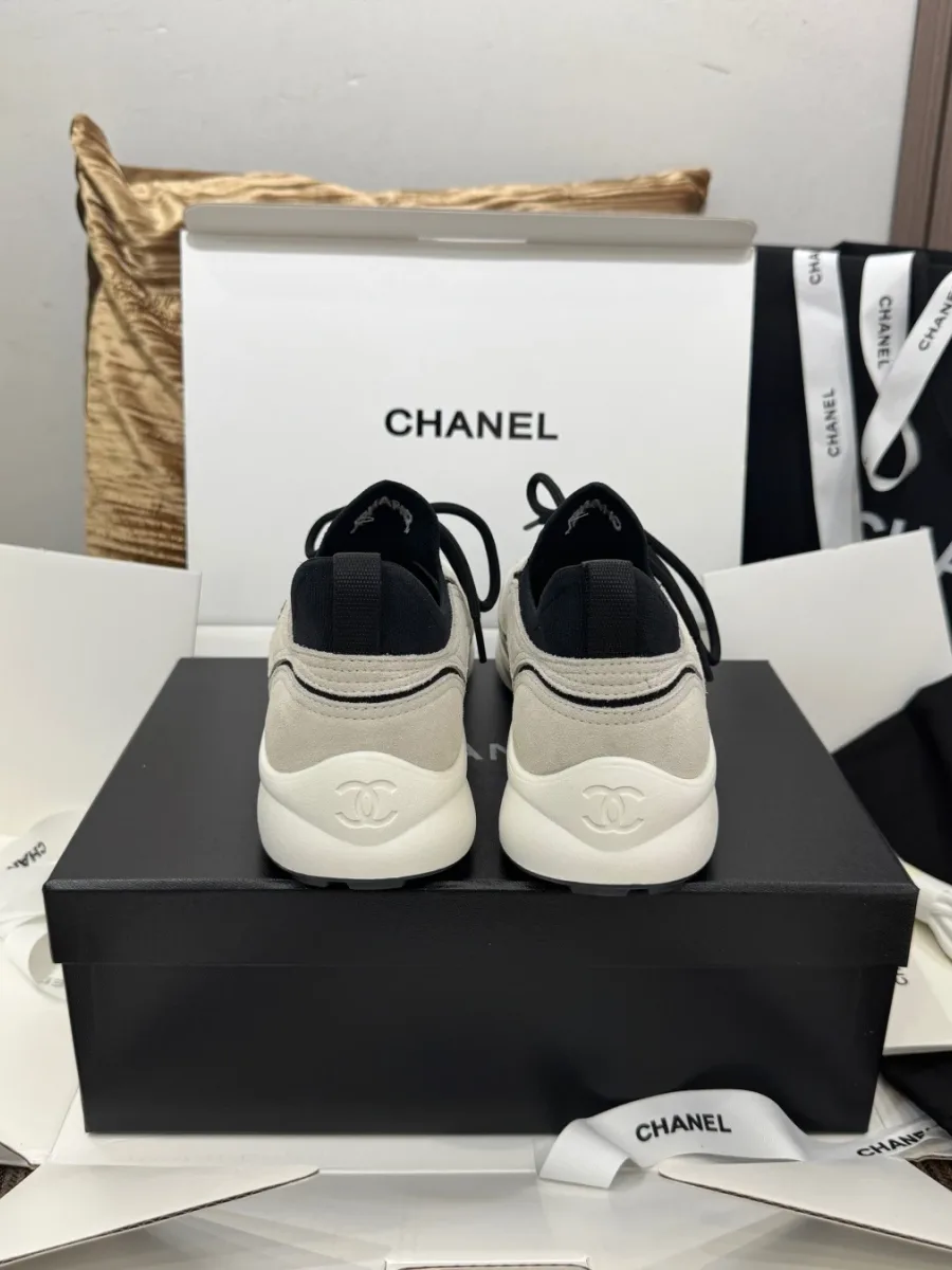 Задняя часть кроссовок Chanel с тисненым логотипом CC на подошве