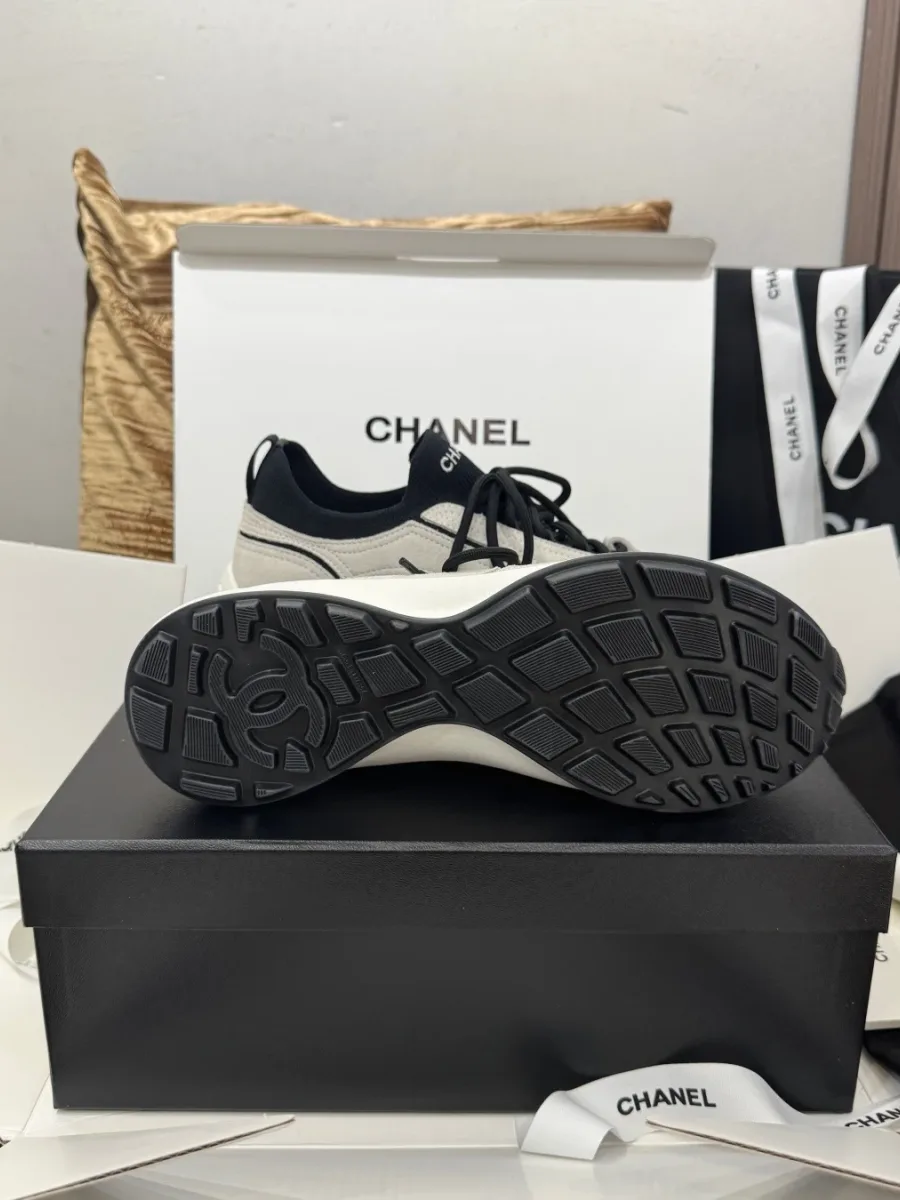 Рельефная подошва кроссовок Chanel из TPU с фирменным логотипом CC