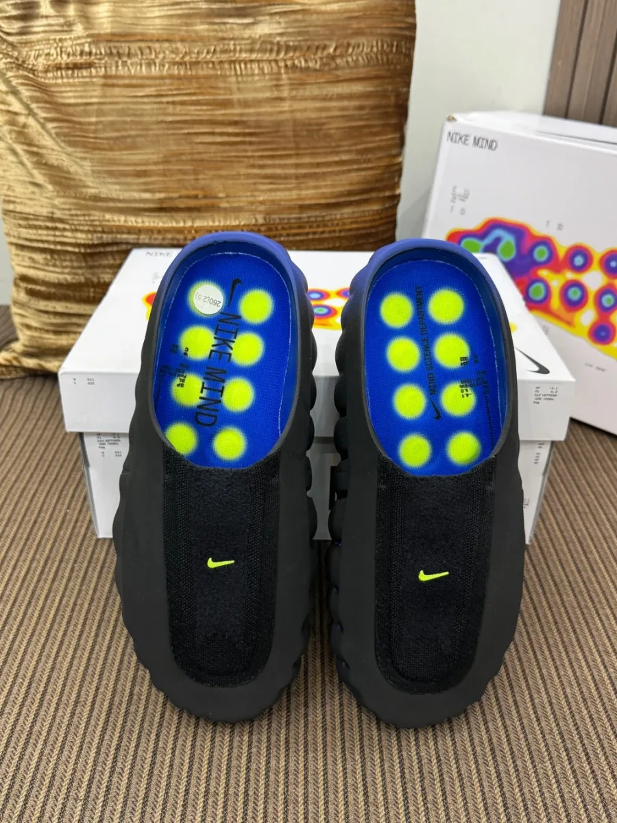Сабо Nike Mind 001 чёрного цвета с синей стелькой, вид сверху на коробке
