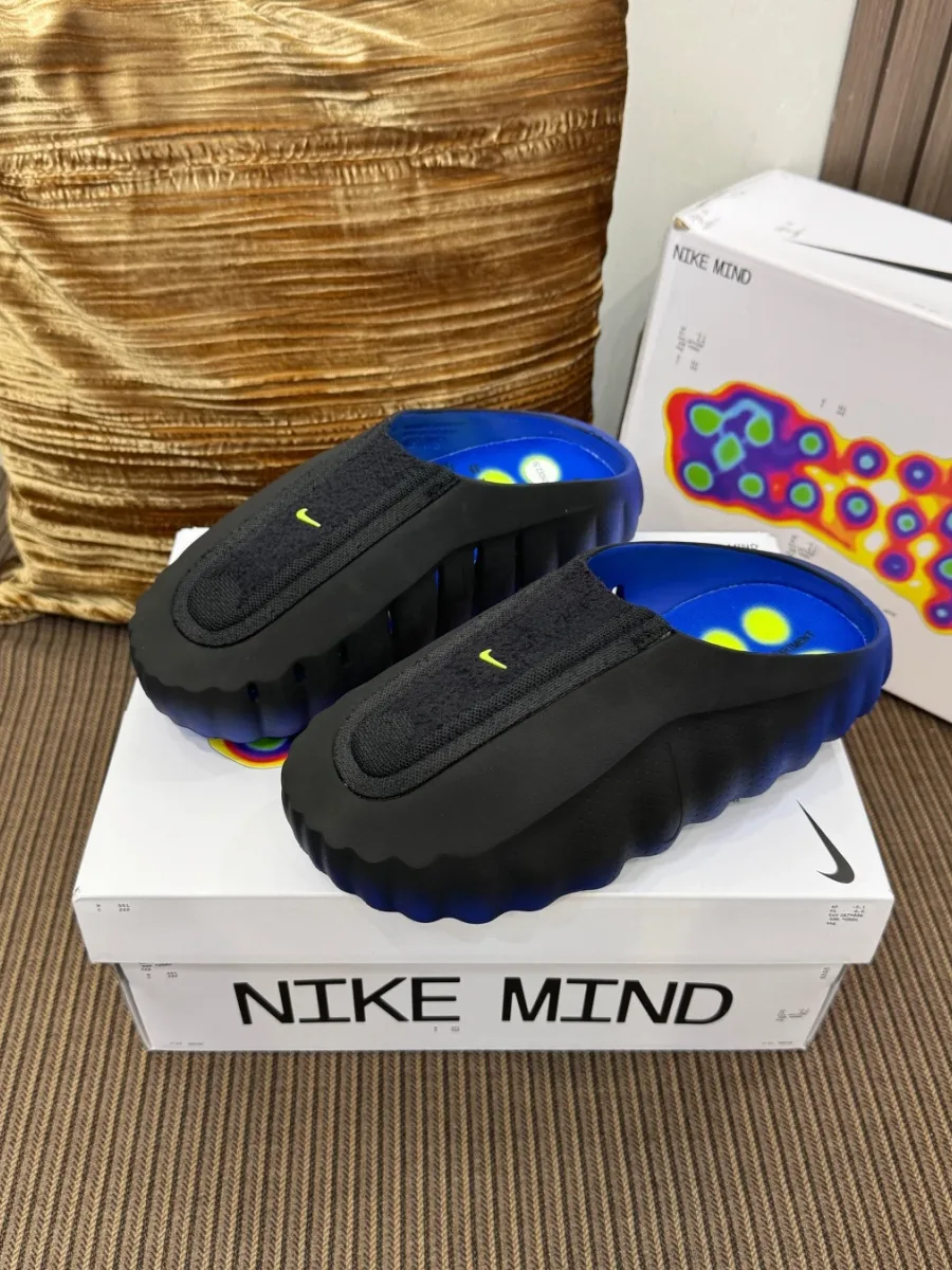 Чёрно-синие сабо Nike Mind 001 на коробке, вид в три четверти
