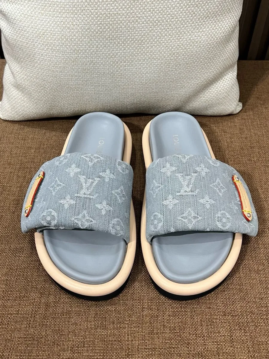 Вид сбоку на шлепанцы Louis Vuitton из денима