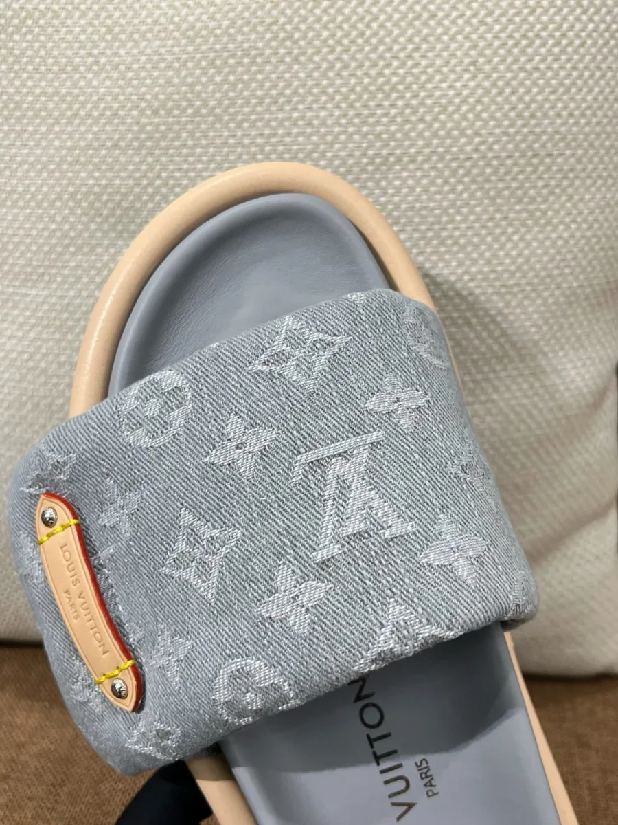Фрагмент узора Monogram на передней части шлепанцев