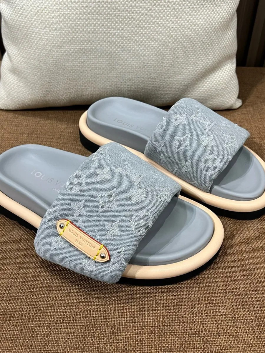 Вид сзади на серо-голубые шлепанцы Louis Vuitton