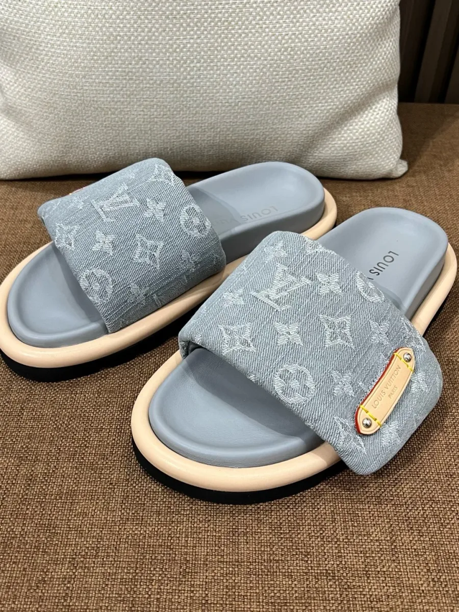 Крупный план денима с узором Monogram на шлепанцах