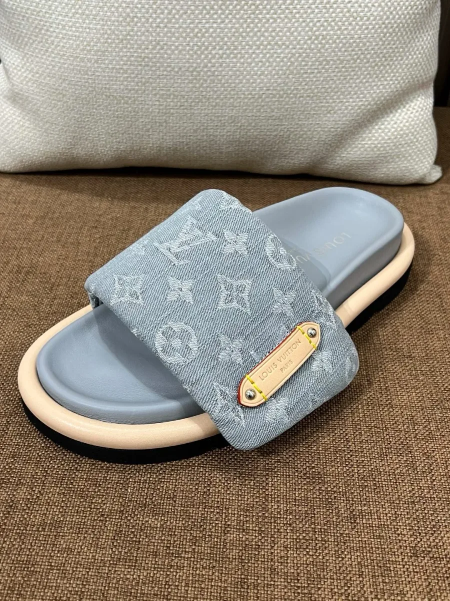 Крупный план логотипа Louis Vuitton на стельке