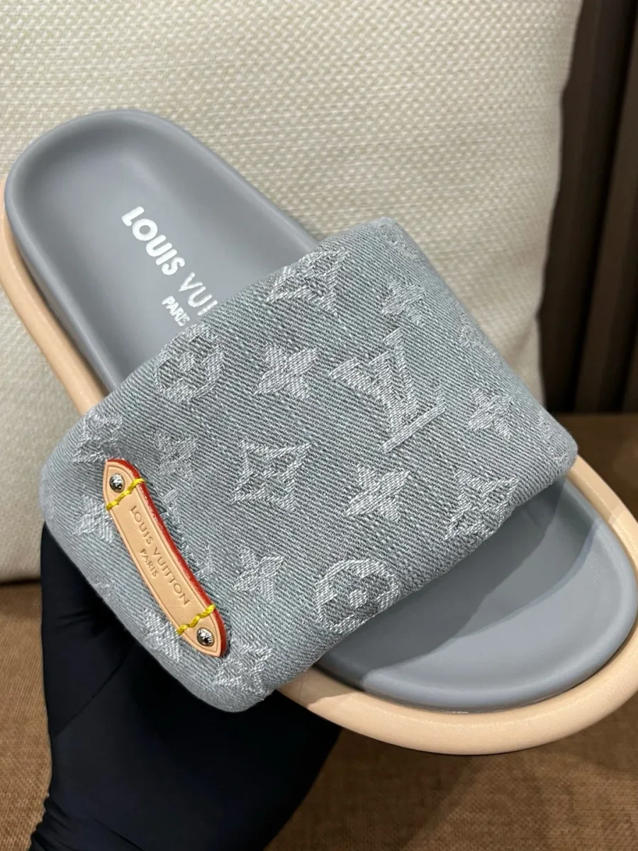 Шлепанцы Louis Vuitton под углом на светлом фоне