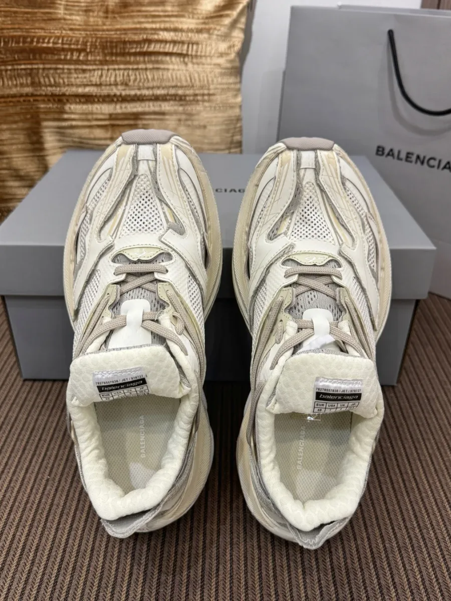 Бежевые кроссовки Balenciaga Jet, вид сверху на серой фирменной коробке