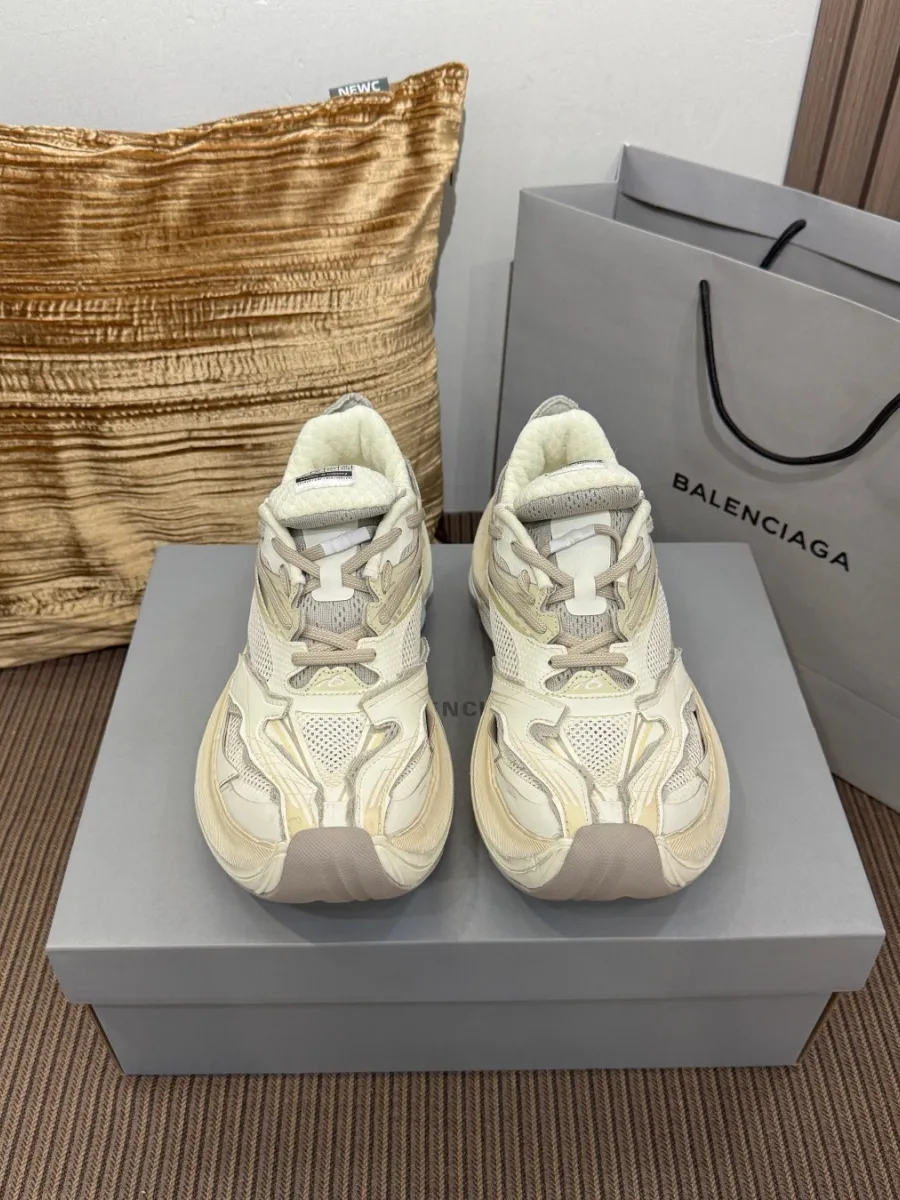 Кроссовки Balenciaga Jet бежевого цвета, вид спереди на коробке