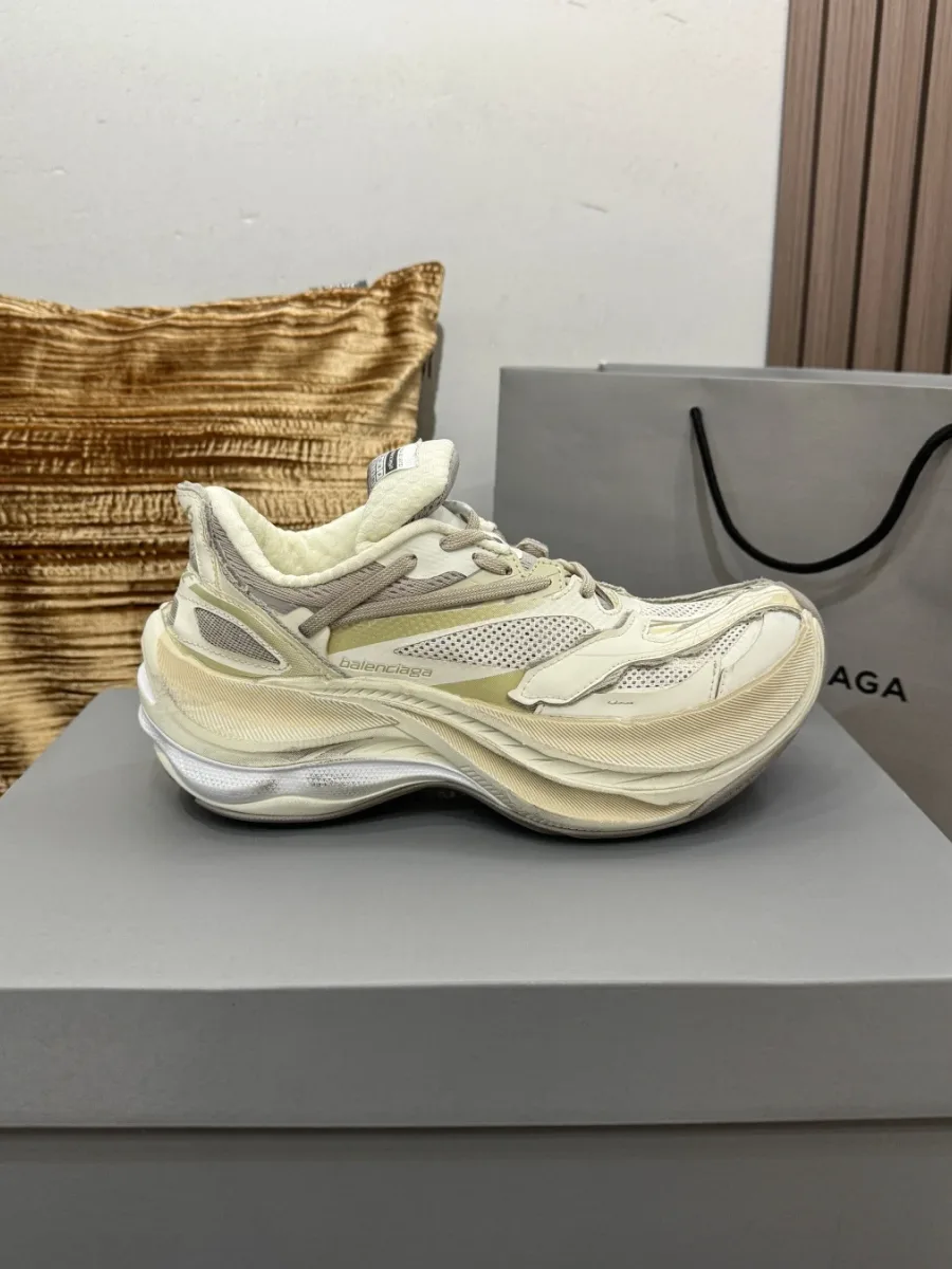 Бежевый кроссовок Balenciaga Jet, вид сбоку в профиль на коробке