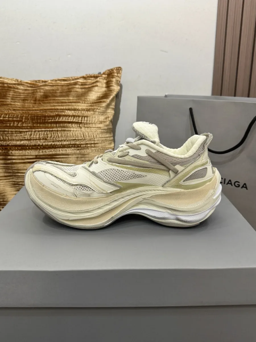 Кроссовок Balenciaga Jet бежевого цвета, вид с внутренней стороны