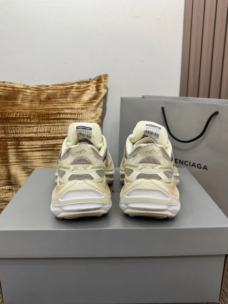 Кроссовки Balenciaga Jet, вид сзади на многослойную конструкцию пятки