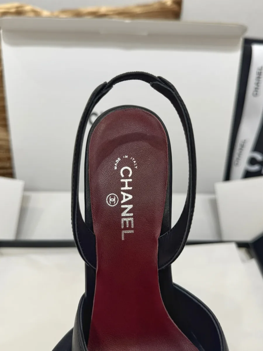 Крупный план бордовой кожаной стельки с тиснением логотипа Chanel
