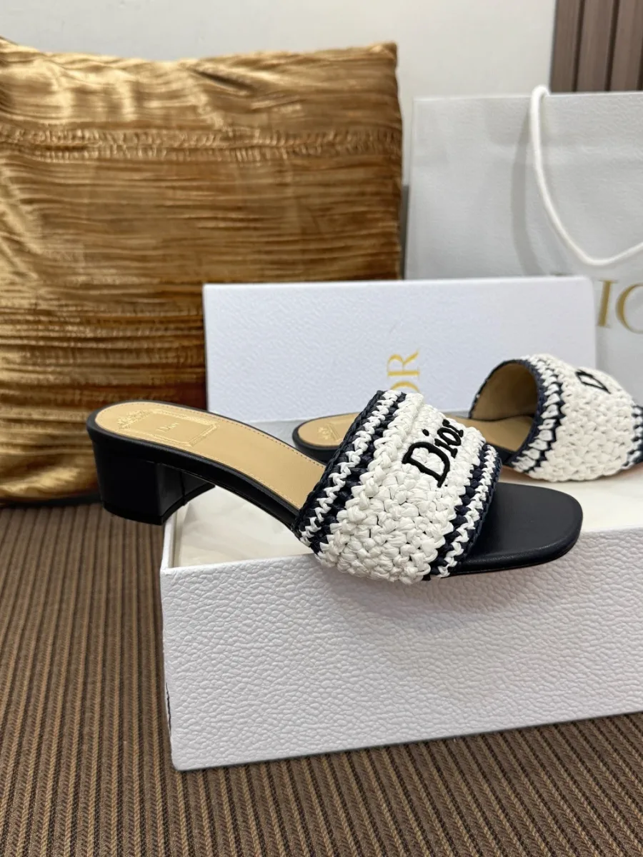 Шлёпанцы Dior Woven с плетёным ремешком и открытым мысом, вид сбоку