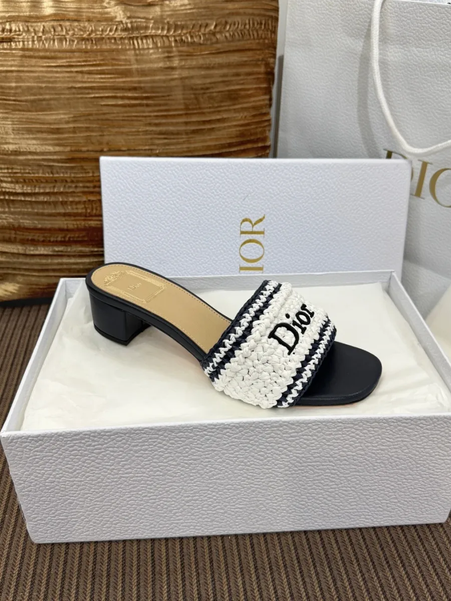 Один шлёпанец Dior Woven на каблуке в коробке, ракурс сбоку