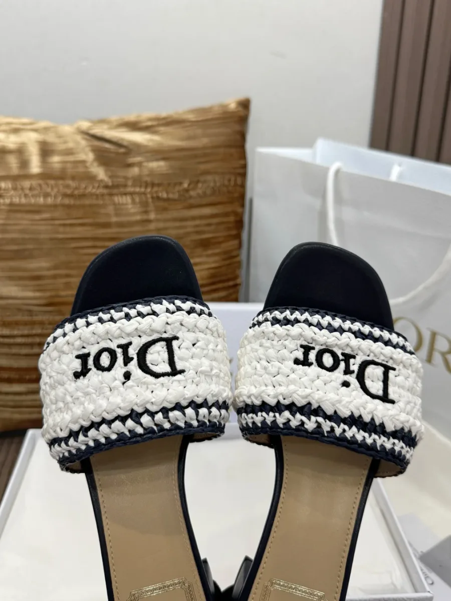 Крупный план плетёных ремешков с вышитым логотипом Dior
